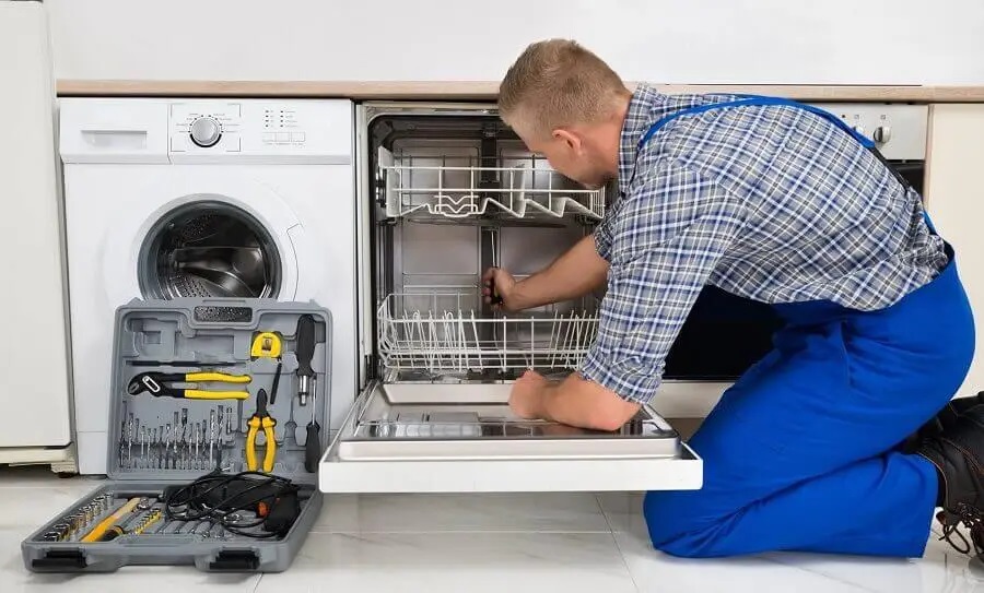 Avcılar Hotpoint servisi teknisyen ekibi beyaz eşya tamiri yaparken